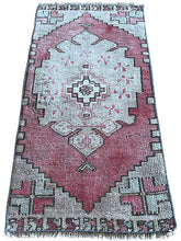 Load image into Gallery viewer, Alev Rug 1&#39;5&quot;x3&#39;3&quot; #9026
