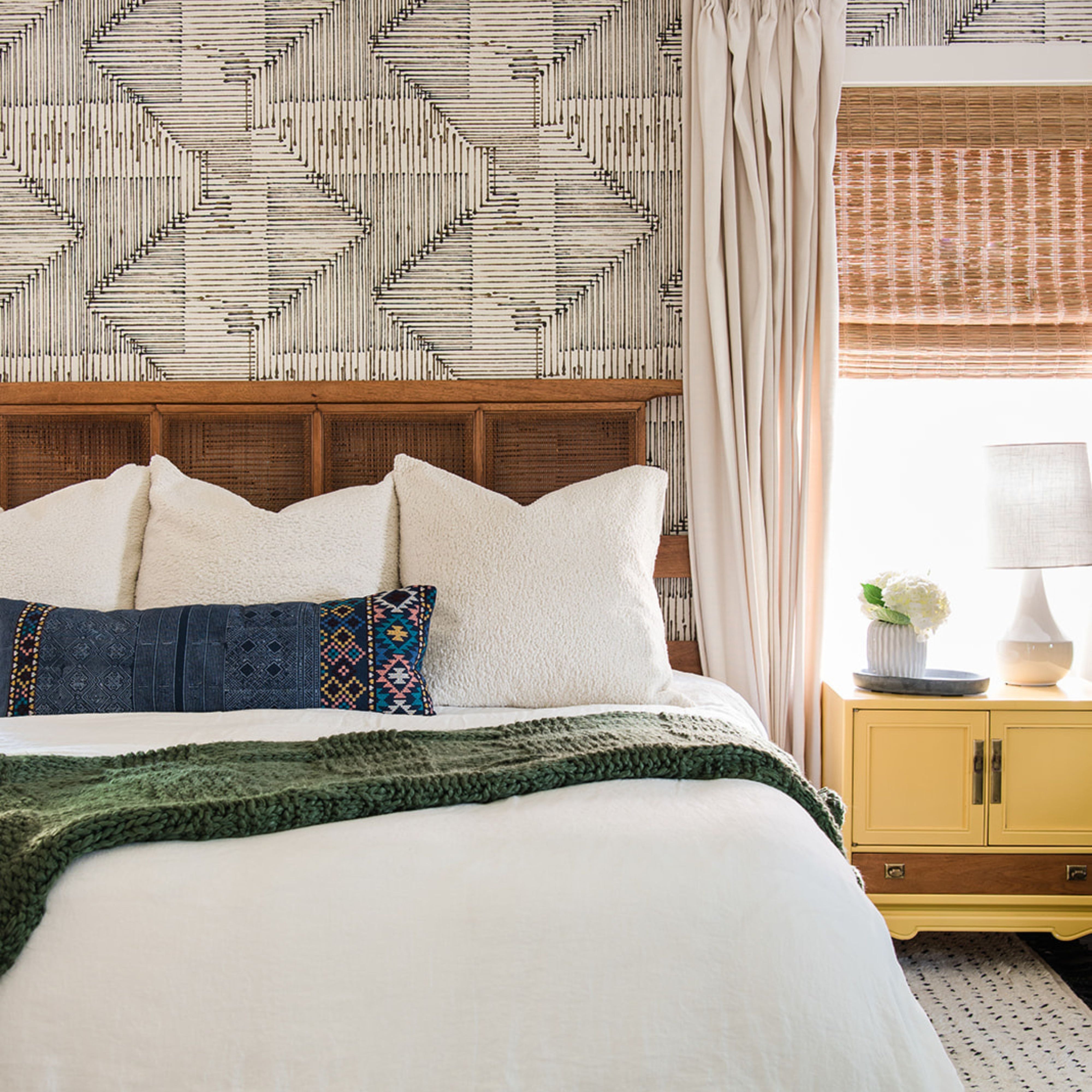 5 THINGS TO KNOW BEFORE WALLPAPERING ON YOUR OWN