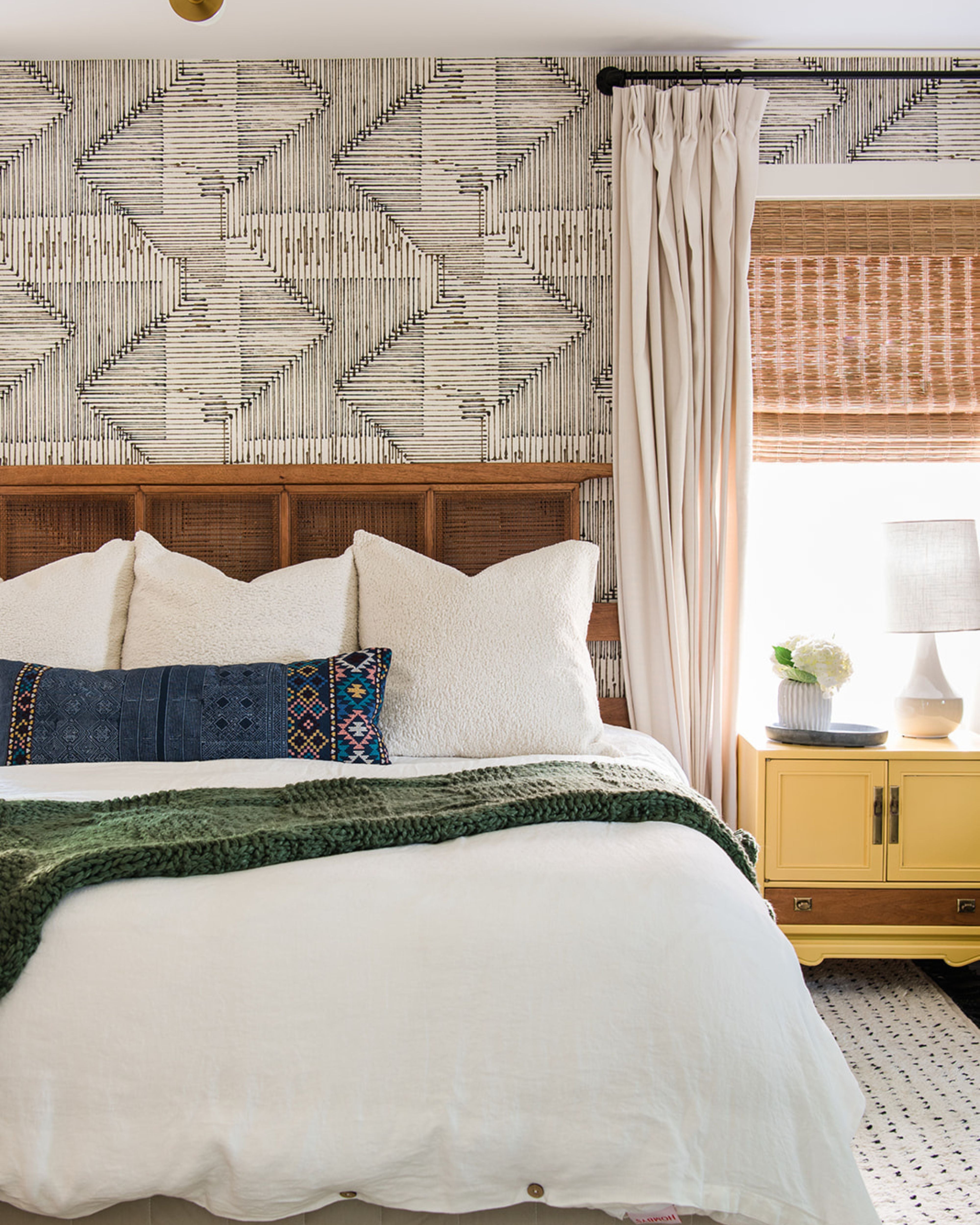 5 THINGS TO KNOW BEFORE WALLPAPERING ON YOUR OWN